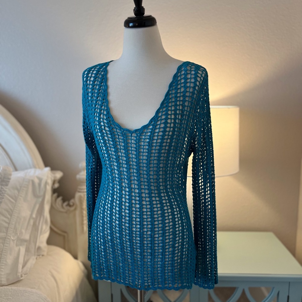 Loosely-woven pullover v-neck long sleeve sweater. Size L. Teal.